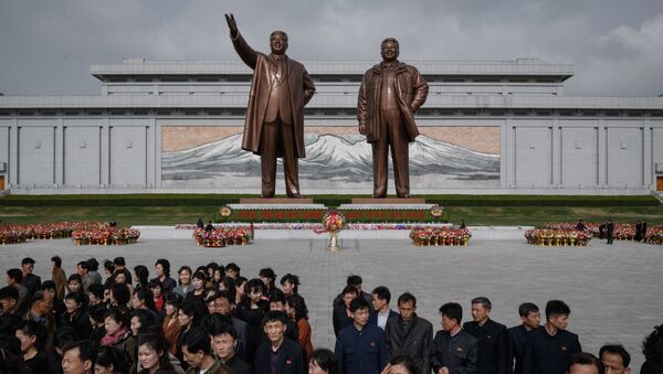 Жители после дани памяти у статуй лидеров КНДР Ким Ир Сена и Ким Чен Ира в Пхеньяне - Sputnik Абхазия