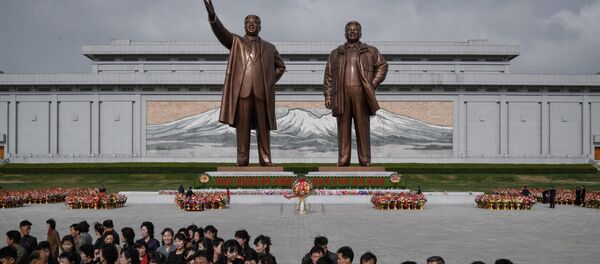 Жители после дани памяти у статуй лидеров КНДР Ким Ир Сена и Ким Чен Ира в Пхеньяне Жители после дани памяти у статуй лидеров КНДР Ким Ир Сена и Ким Чен Ира в Пхеньяне - Sputnik Абхазия