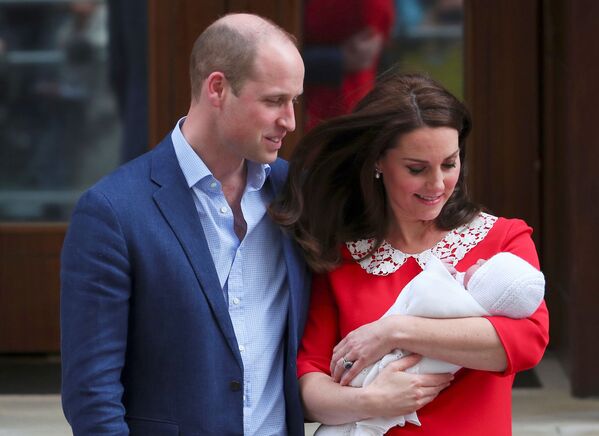 Герцогиня Кембриджская и принц Уильям с новорожденным принцем - Sputnik Абхазия