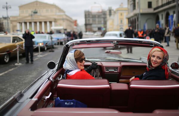 Участницы ралли классических автомобилей Ингосстрах Exclusive Classic Day, стартовавшего у гостиницы Метрополь в Москве - Sputnik Абхазия