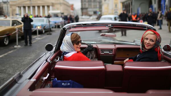 Участницы ралли классических автомобилей Ингосстрах Exclusive Classic Day, стартовавшего у гостиницы Метрополь в Москве - Sputnik Абхазия
