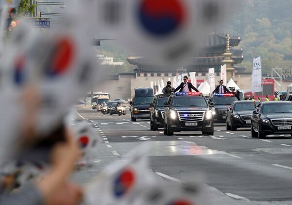 Люди приветствуют кортеж президента Южной Кореи Мун Чжэ Ина, который направляется на встречу с лидером КНДР Ким Чен Ыном для проведения межкорейского саммита - Sputnik Абхазия