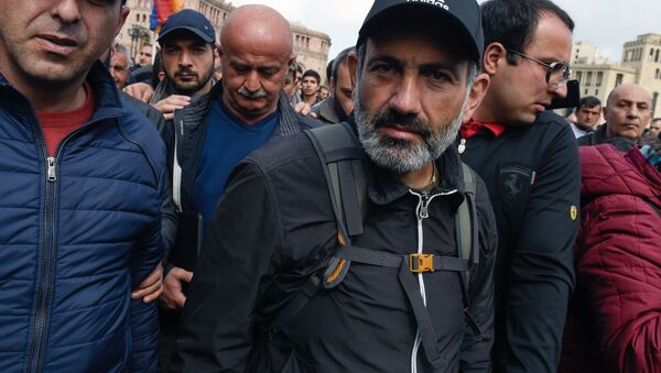Лидер протестного движения Мой шаг Никол Пашинян на площади Республики в Ереване - Sputnik Абхазия