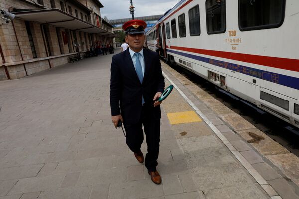 Работник железной дороги осуществляет последние проверки перед отправлением Восточного экспресса, Турция - Sputnik Абхазия