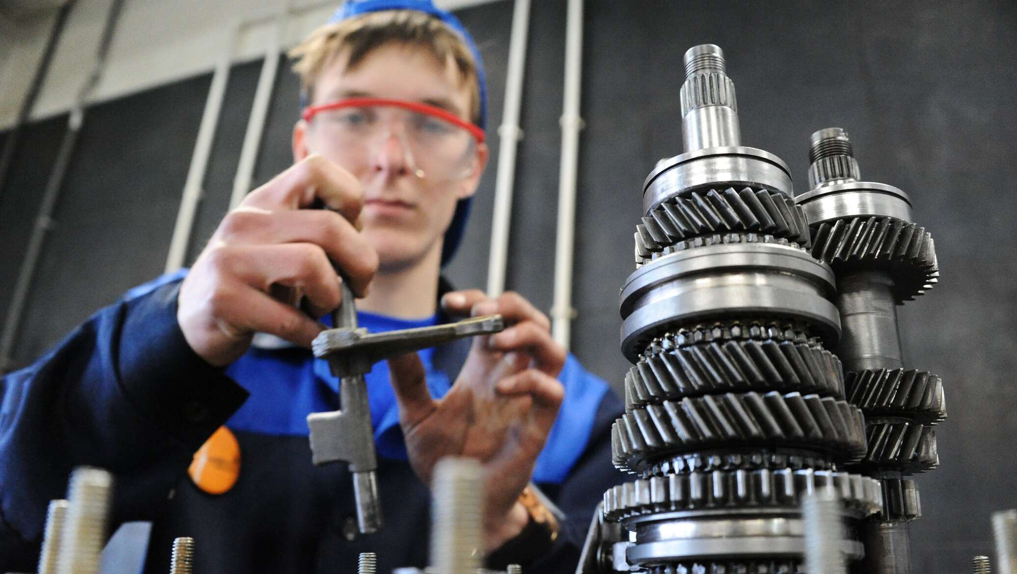 Работали в соответствии. Автомеханик. WORLDSKILLS Russia автомеханик. Автомеханик Россия. Капитальный ремонт коробки передач.