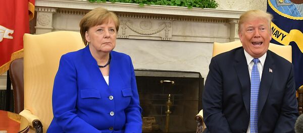 Президент США Дональд Трамп и канцлер Германии Ангела Меркель во время встречи в Вашингтоне Президент США Дональд Трамп и канцлер Германии Ангела Меркель во время встречи в Вашингтоне - Sputnik Абхазия