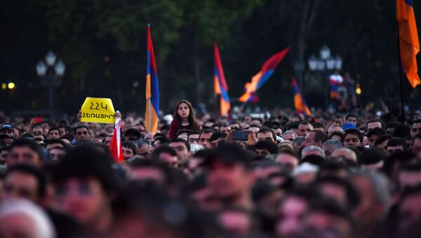 Сторонники оппозиции во время митинга на площади Республики в Ереване - Sputnik Аҧсны