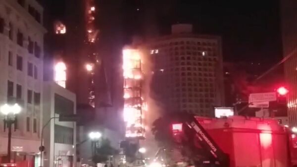 Пожар в многоэтажном здании в Сан-Паулу. Видео с места ЧП - Sputnik Абхазия