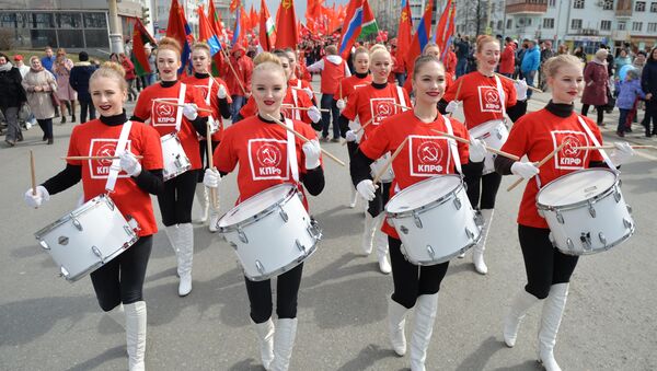 Участницы первомайской демонстрации фракции КПРФ в Екатеринбурге - Sputnik Абхазия