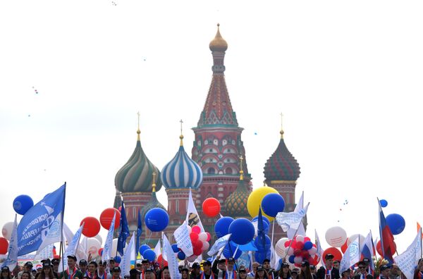 Участники первомайской демонстрации на Красной площади в Москве - Sputnik Абхазия