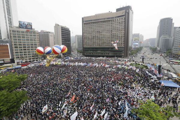 Члены корейской конферерации профсоюзов на первомайском шествии в Сеуле, Южная Корея - Sputnik Абхазия