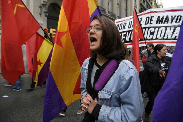 Девушка на фоне республиканских и коммунистических флагов во время шествия 1 мая в Барселоне, Испания - Sputnik Абхазия