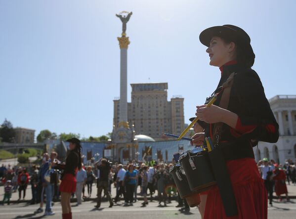 Участники первомайской демонстрации в Киеве - Sputnik Абхазия
