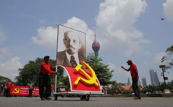 Портрет Владимира Ленина на первомайском шествии в Коломбо, Шри-Ланка - Sputnik Абхазия