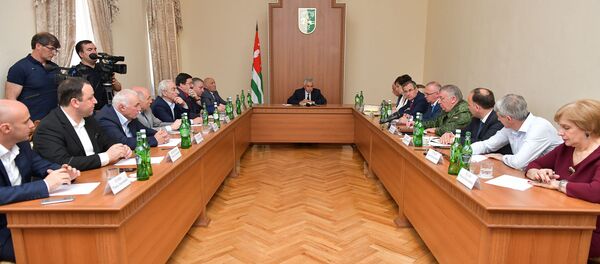 Совещание по вопросу празднования 25-летия Победы в Отечественной войне народа Абхазии Совещание по вопросу празднования 25-летия Победы в Отечественной войне народа Абхазии - Sputnik Абхазия