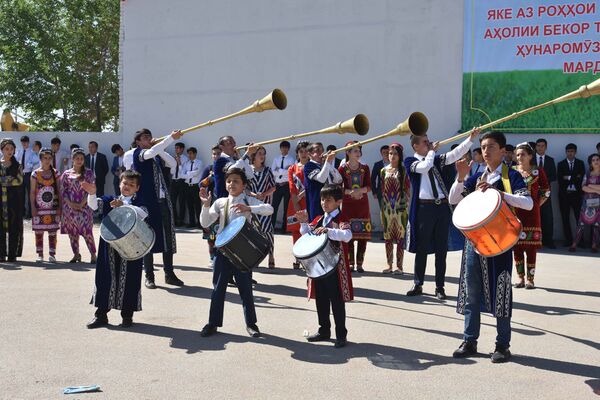 Маленькие артисты выступают на конкурсе национальных блюд и народных ремесел в Душанбе - Sputnik Абхазия