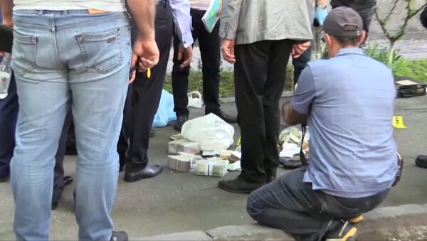Пачки денег и ружье: кадры с места задержания напавшего на банк в Ереване - Sputnik Абхазия