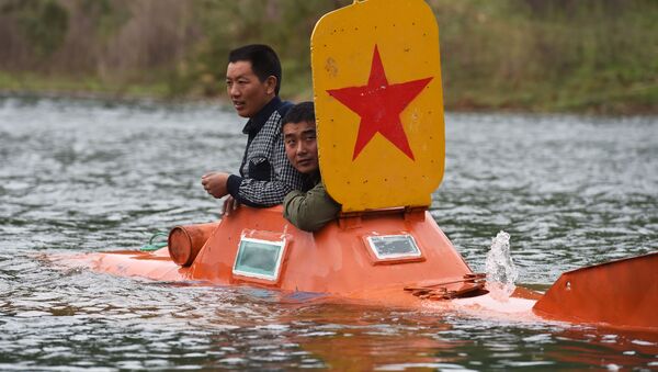Китайский фермер Tan Yong и его друг на самодельной подлодке на территории водохранилища Danjiangkou - Sputnik Абхазия
