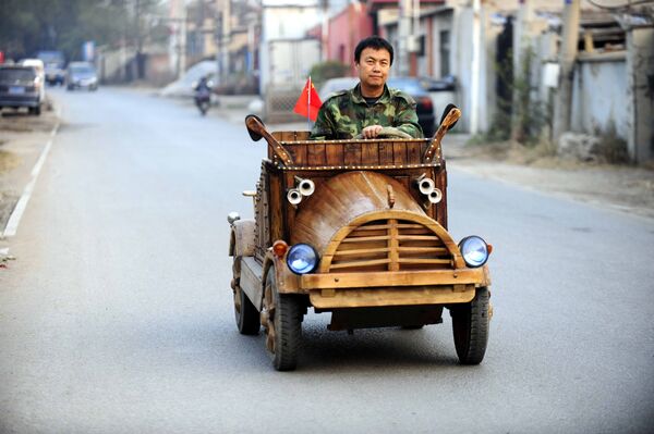 48-летний китайский плотник Liu Fulong за рулем построенного им самим автомобиля - Sputnik Абхазия