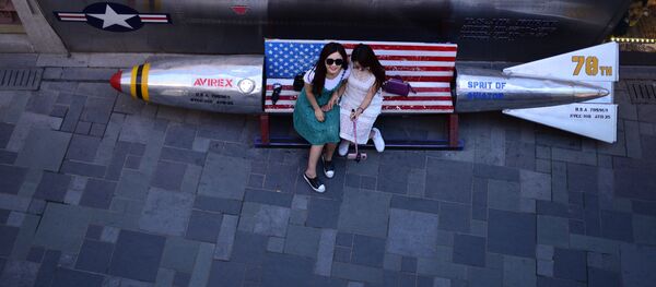 Девушки фотографируются на скамейке-ракете внутри пекинского магазина Девушки фотографируются на скамейке-ракете внутри пекинского магазина - Sputnik Абхазия