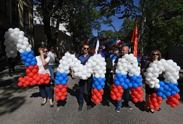 Участники первомайской демонстрации в Симферополе - Sputnik Абхазия