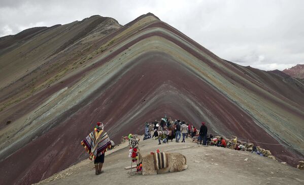 Коренной житель Анд с ламой и туристы напротив горы Виникунка в Перу - Sputnik Абхазия