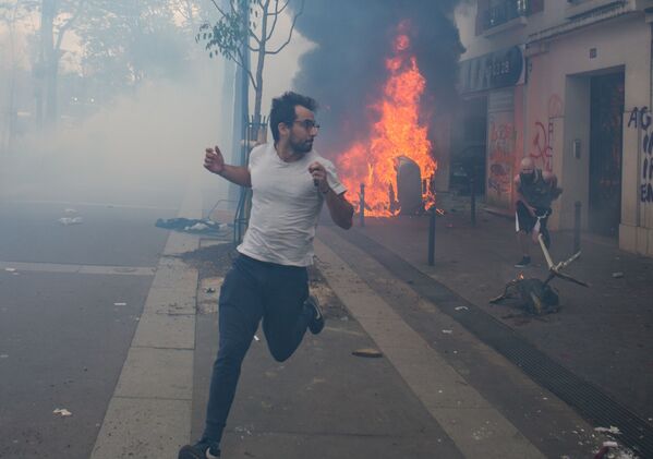 Во время беспорядков, возникших во время первомайской демонстрации в Париже - Sputnik Абхазия