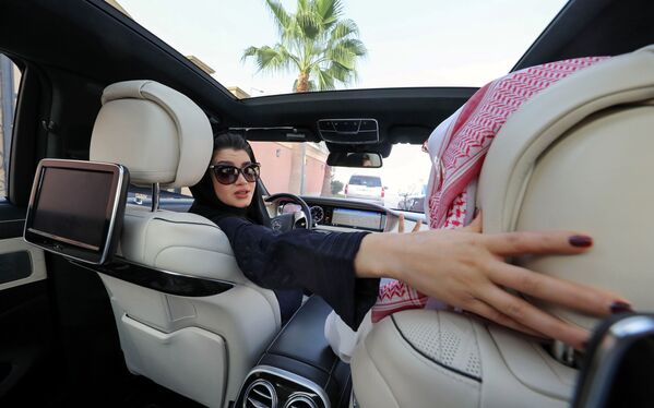 Женщина учится водить автомобиль перед снятием запрета на вождение автотранспорта женщинами в Саудовской Аравии - Sputnik Абхазия