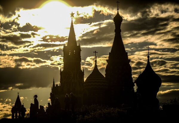 Вид на Спасскую башню Московского кремля и храм Василия Блаженного со стороны парка Зарядье в Москве - Sputnik Абхазия