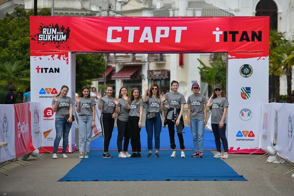 Организаторы  и волонтеры с раннего утра проводили регистрацию участников, и по всем дистанциям были расставлены напитки, фрукты, также для спортсменов была организована полевая кухня - Sputnik Абхазия