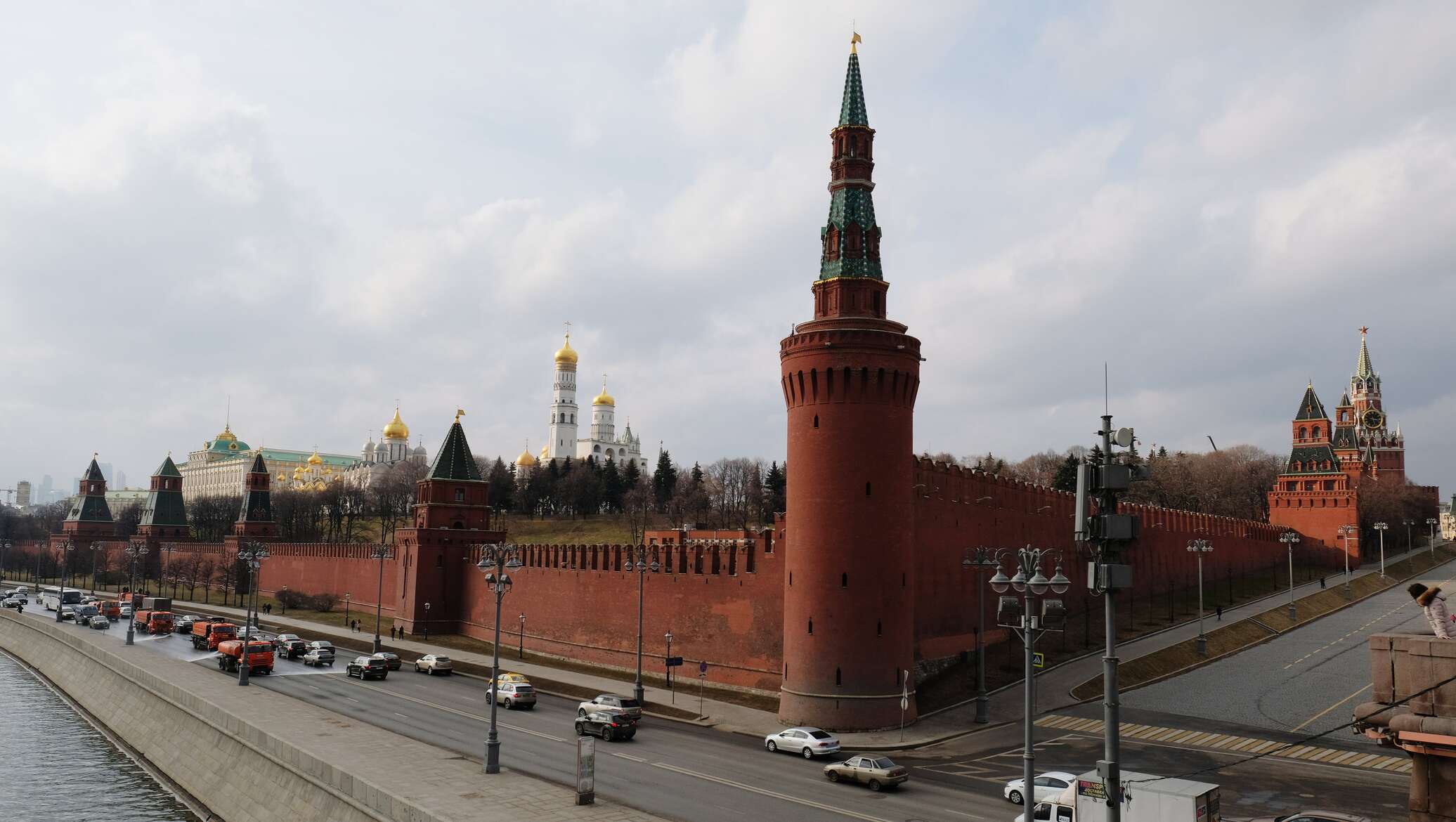Сколько лет стоит кремль. Кремль реставрация московского кремля. работники кремля москва. кремль москва песков. кремль сообщил.