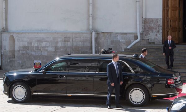 Президент РФ Владимир Путин спускается по лестнице Благовещенского собора к автомобилю Aurus кортежа президента РФ - Sputnik Абхазия
