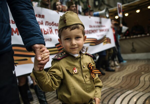 Юный участник акции Бессмертный полк в Барселоне - Sputnik Абхазия