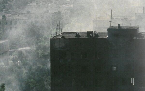 Столица Абхазии пострадала больше всего от военных действий, многие здания до сих пор несут на себе печать войны. - Sputnik Абхазия