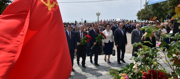 Возложение цветов к мемориалу Неизвестному солдату - Sputnik Абхазия