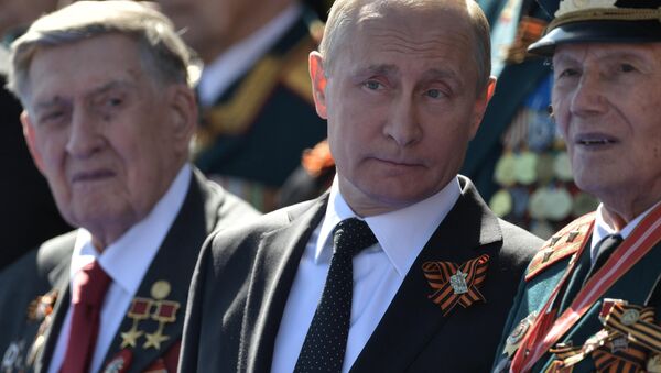 Президент РФ В.Путин и премьер-министр РФ Д.Медведев на военном параде в честь 73-й годовщины Победы в ВОВ - Sputnik Абхазия