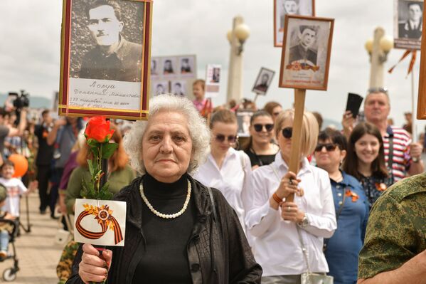 Жители Абхазии с фотографиями фронтовиков прошлись по улицам столицы - Sputnik Абхазия