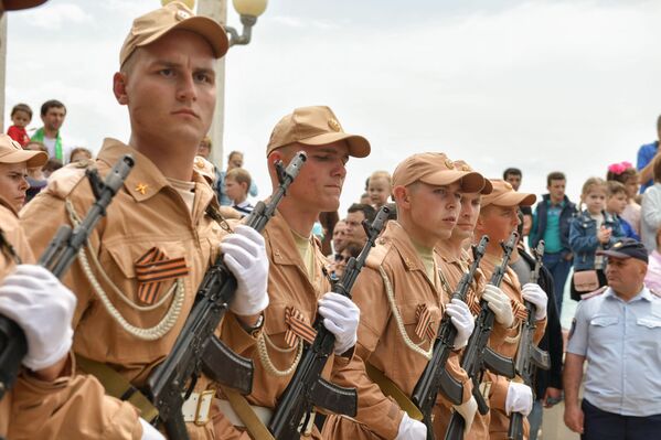 Военный прошлись маршем по набережной Сухума - Sputnik Абхазия