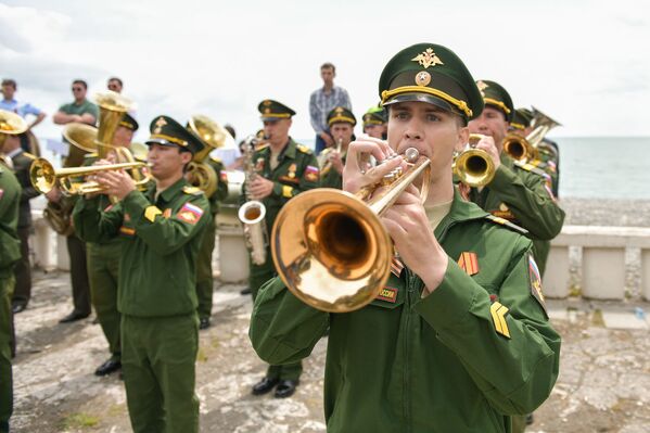 Военный оркестр исполнил фронтовые песни на набережной Сухума - Sputnik Абхазия