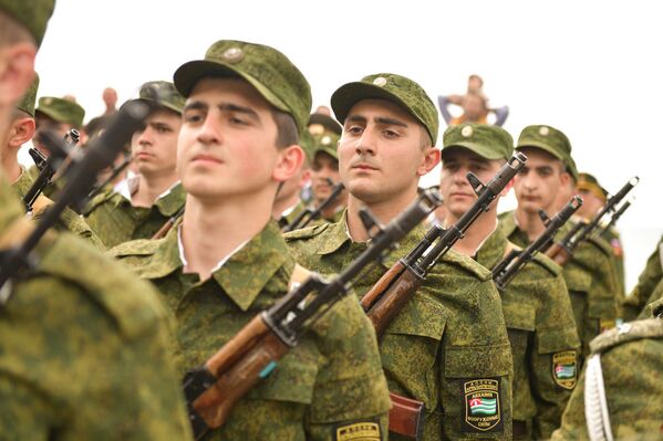 Абхазские военные на праздновании Дня Победы в Великой Отечественной войне - Sputnik Абхазия