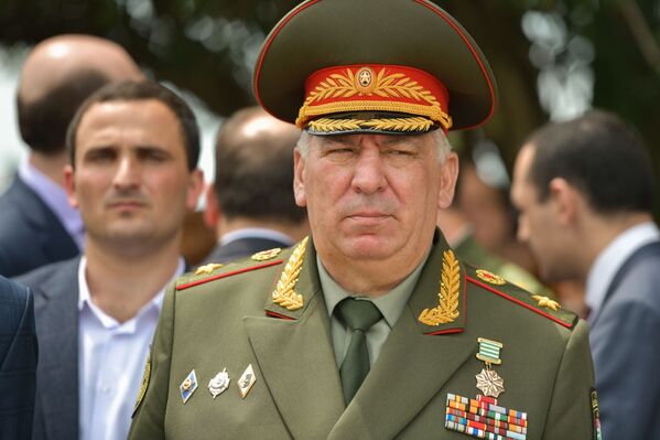 Министр обороны Абхазии Мераб Кишмария на параде Победы - Sputnik Абхазия