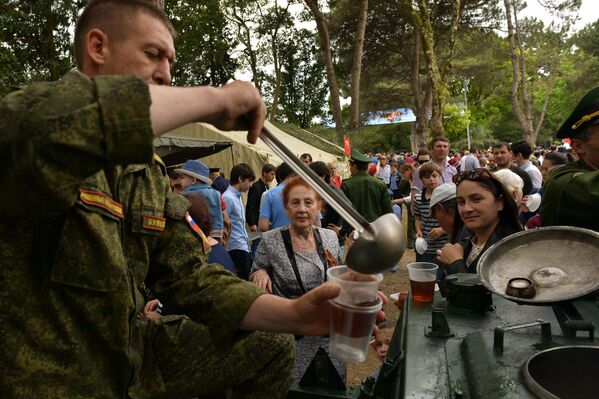 На набережной Сухума в День победы организовали полевую кухню - Sputnik Абхазия
