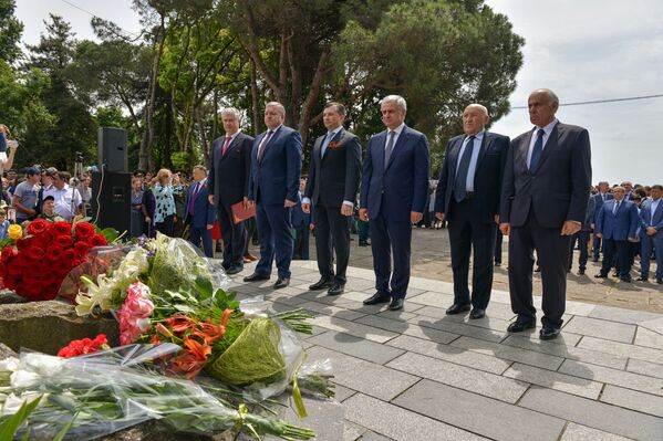Правительство Абхазии на возложении цветов у мемориала Неизвестному солдату - Sputnik Абхазия
