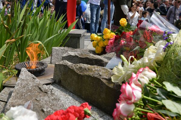 Сотни жителей Абхазии возложили цветы у памятника Неизвестному солдату - Sputnik Абхазия