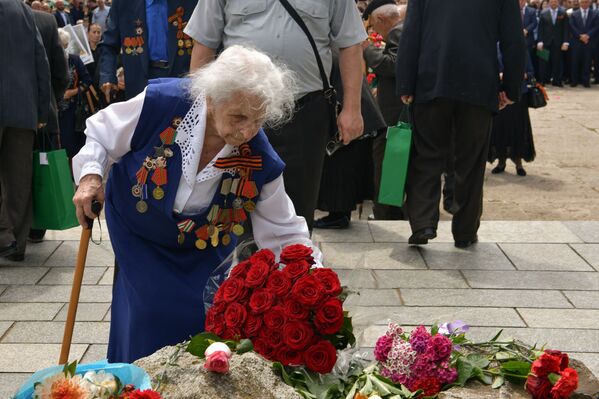 Ветеран Великой Отечественной войны на возложении цветов у мемориала Неизвестному солдату - Sputnik Абхазия