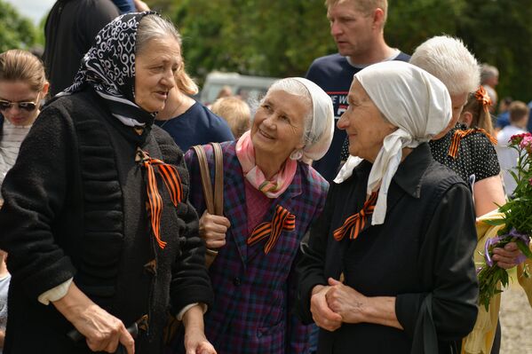 Помимо ветеранов у мемориала собрались и родственники фронтовиков - Sputnik Абхазия