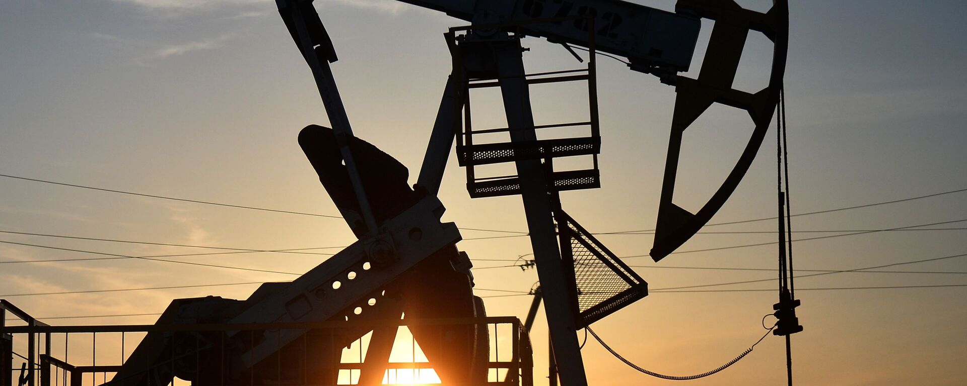 Нефтяные станки-качалки Нефтяные станки-качалки - Sputnik Абхазия, 1920, 17.12.2025