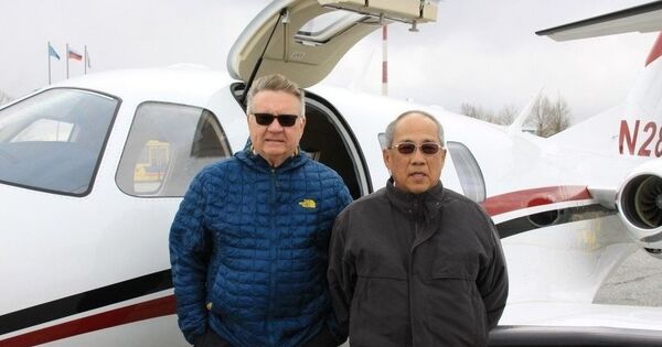 Пилоты Арчер Уильям Пол из Оклахомы и Чу Пер Жоу из Аризоны прибыли на остров на частном самолете Eclipse 500  - Sputnik Абхазия