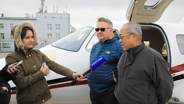 Пилоты Арчер Уильям Пол из Оклахомы и Чу Пер Жоу из Аризоны прибыли на остров на частном самолете Eclipse 500 - Sputnik Абхазия