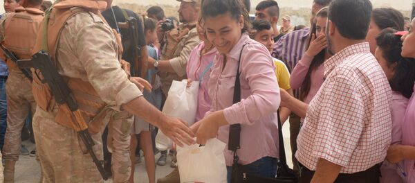 Раздача гуманитарной помощи в сирийской провинции Латакия - Sputnik Абхазия